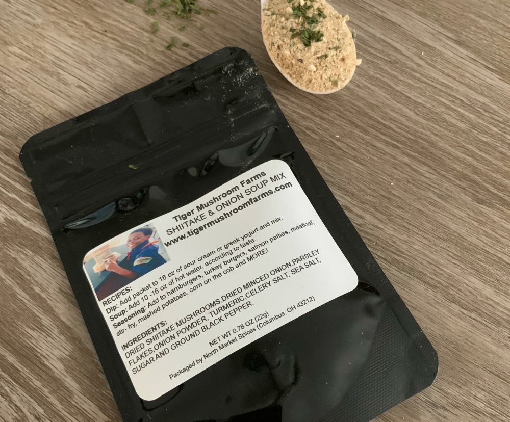 shiitake rosną powoli na drewnianych kłodach