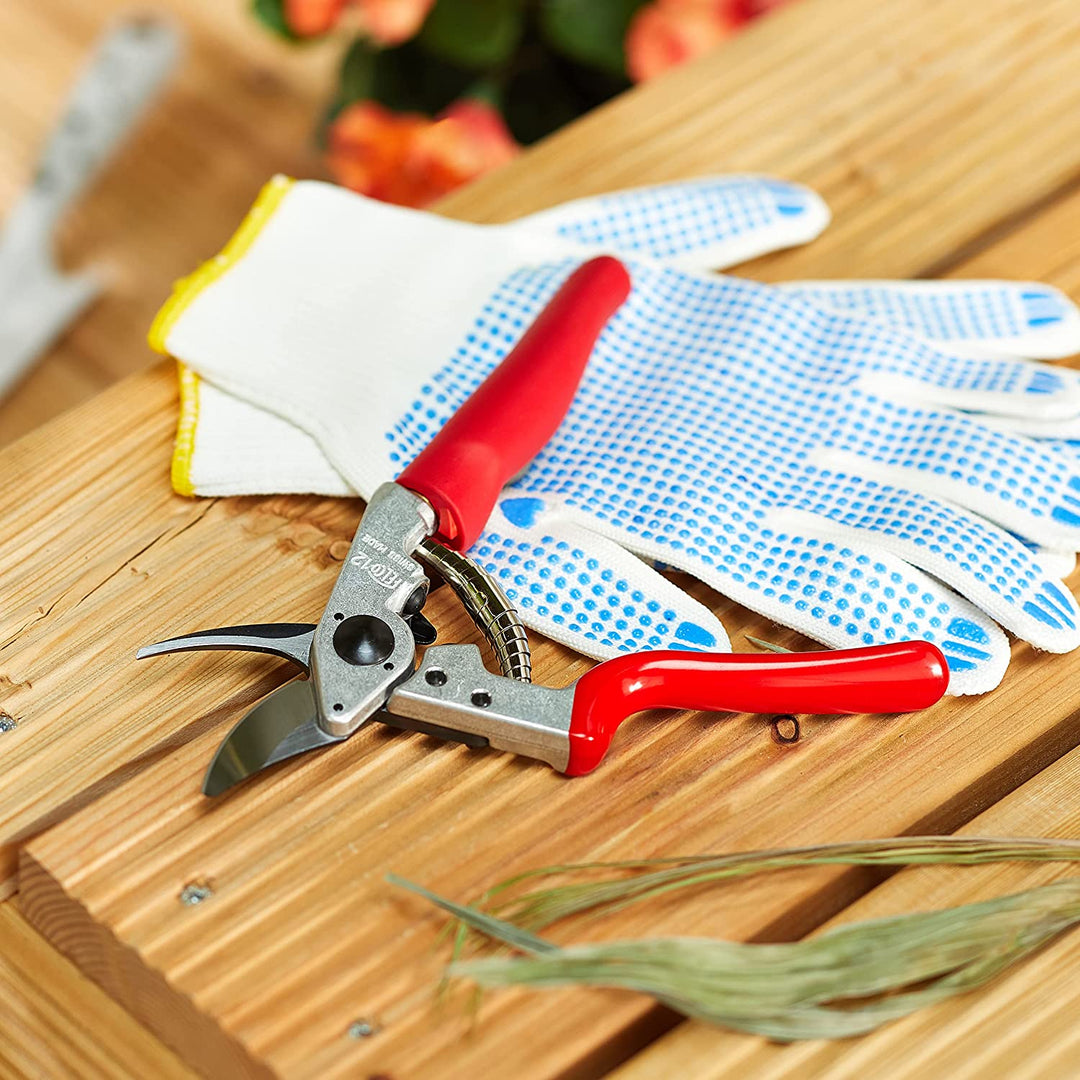 gęsty nieprzycięty krzew róży z dzikimi pędami w słonecznym ogrodzie