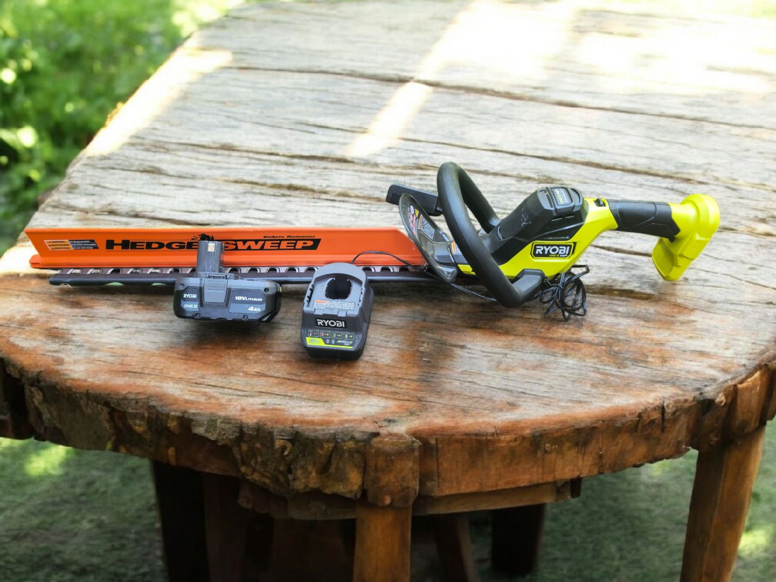 zestaw nożyc akumulatorowych z pokrowcem i akcesoriami na trawie