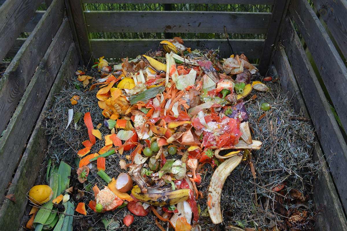 Perforowana ściana plastikowego kompostownika z bliska Zbliżenie na perforowaną ścianę plastikowego kompostownika z tworzywa