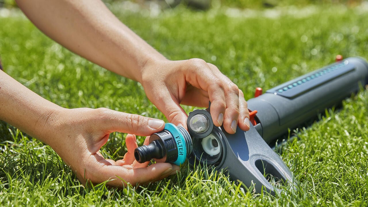 głowica zraszacza z dyszami w ruchu zbliżenie na głowicę zraszacza z dyszami wyrzucającymi strumienie wody