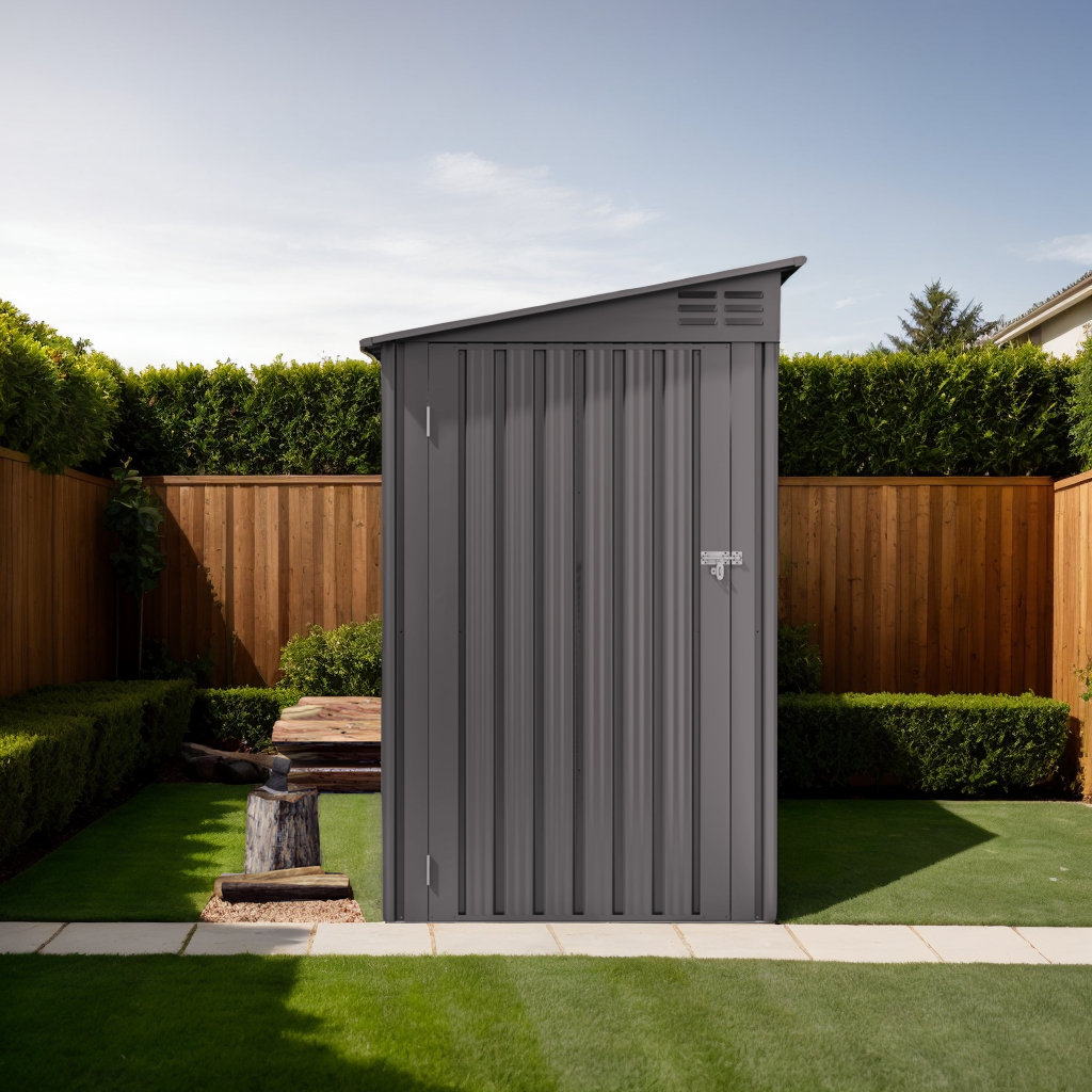 wnętrze domku z narzędziami na półkach otwarty metalowy domek na narzędzia z widocznymi półkami i organizerami wewnątrz