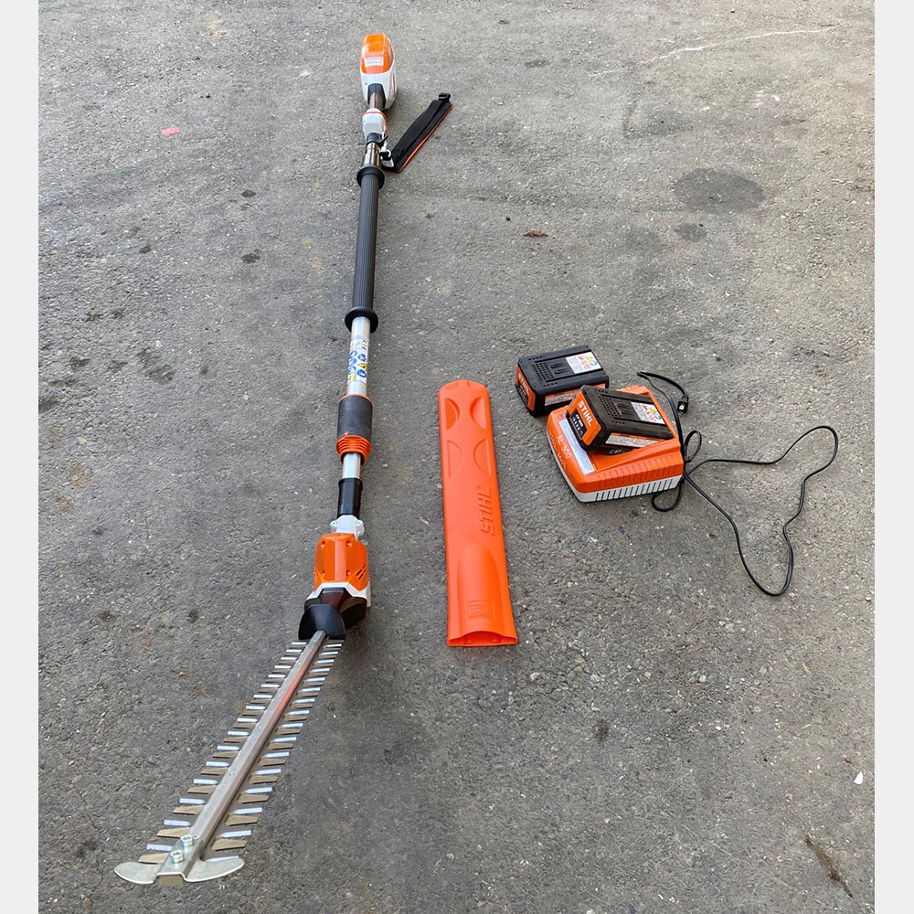 zbliżenie na ostre metalowe ostrza nożyc tnących gałązki żywopłotu