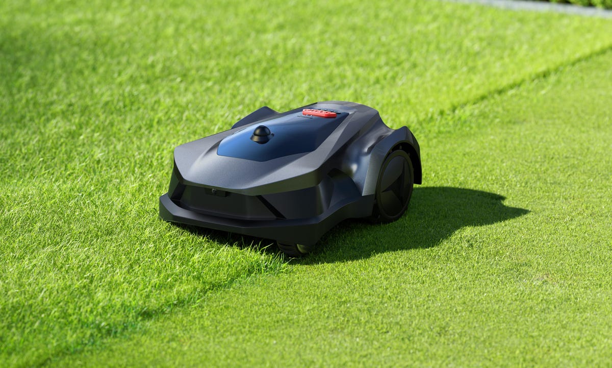 Stacja dokująca ładująca robota na skraju zadbanego trawnika