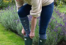 Kalosze do ogrodu: jak dobrać materiał, rozmiar i poziom komfortu, żeby praca nie zamieniła się w męczarnię? kalosze dla dzieci obok rabatek