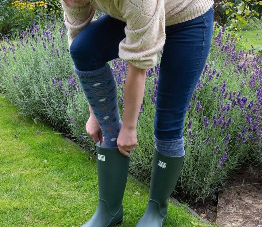 Kalosze do ogrodu: jak dobrać materiał, rozmiar i poziom komfortu, żeby praca nie zamieniła się w męczarnię? kalosze dla dzieci obok rabatek