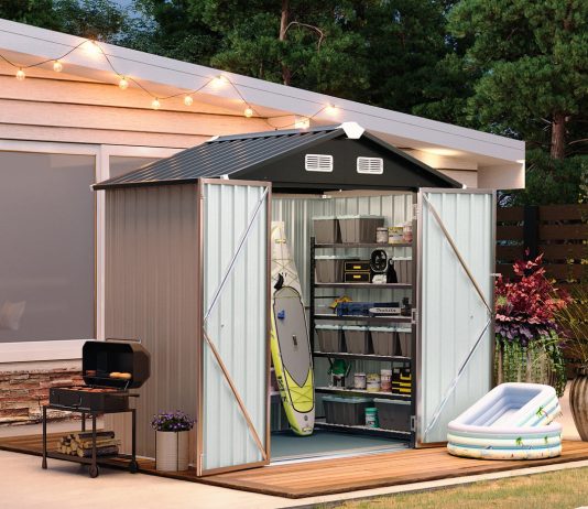 Metalowy domek na narzędzia ogrodowe – jak wybrać odpowiedni model i na co spojrzeć przed zakupem? metalowy domek na narzędzia stojący w ogrodzie z zamkniętymi drzwiami i oknami