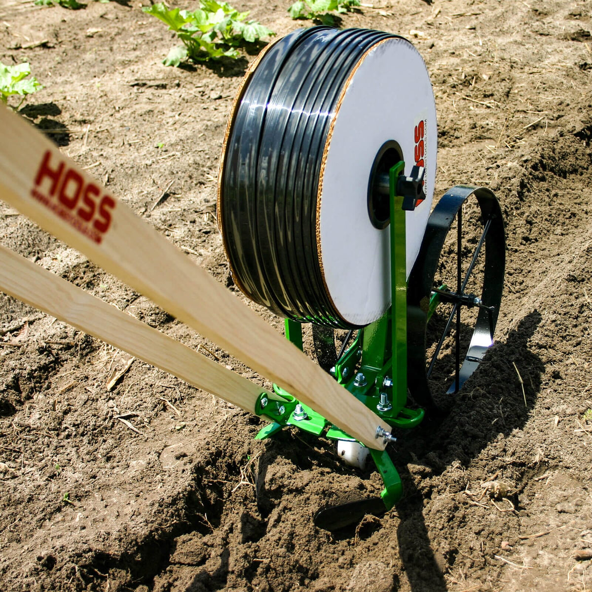 plastikowy filtr wody podłączony do taśmy nawadniającej na końcu węża ogrodowego