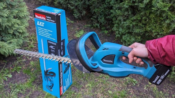 nowoczesne akumulatorowe nozyce w rekach ogrodnika 1770951397