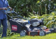 Kosiarka spalinowa czy elektryczna – które rozwiązanie wygrywa w codziennym koszeniu pod względem mocy, rachunków i komfortu? Dwie kosiarki spalinowa i elektryczna stoją obok siebie na zielonym trawniku