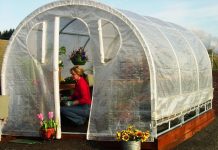 Tunel foliowy na pomidory – jak dobrać wymiary, rodzaj folii i wentylację? rama metalowa tunelu foliowego na polu 1770950329