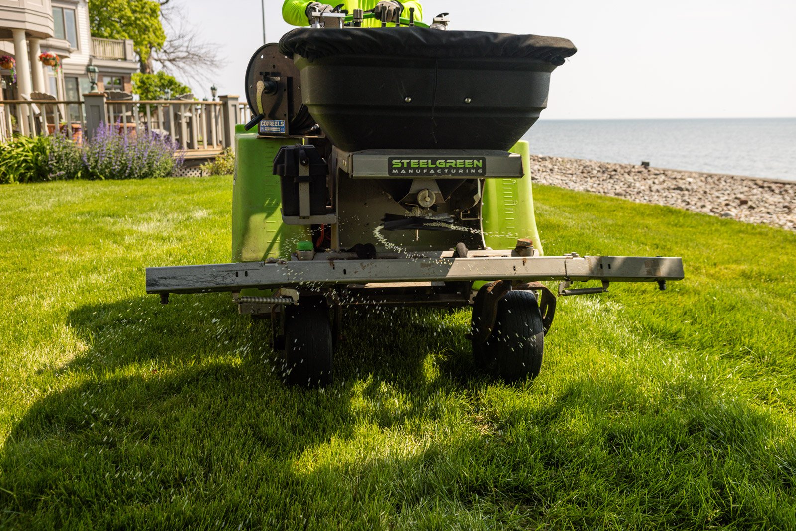 widły mieszają brązowy granulat obornika z czarną ziemią w grządce