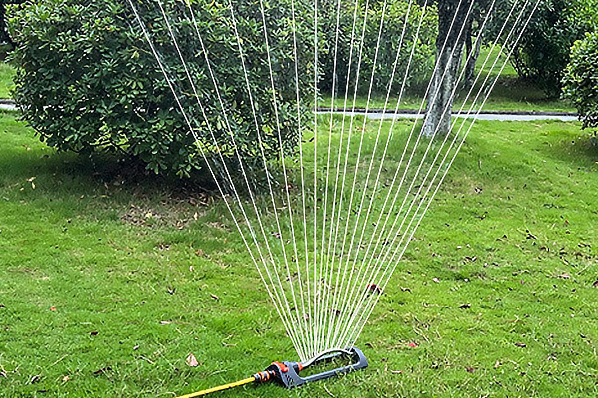 czyszczenie dysz zraszacza wahadłowego czyszczenie dysz zraszacza miękką szczoteczką pod bieżącą wodą