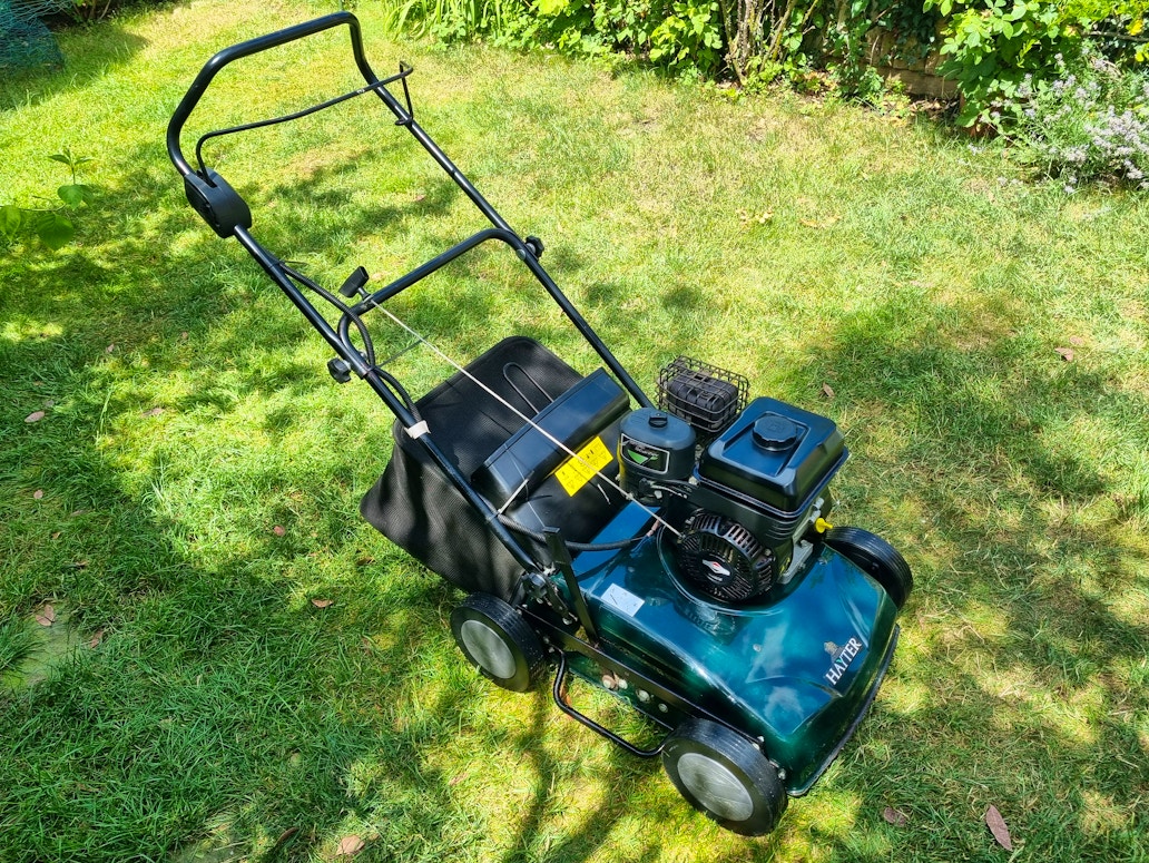 wertykulator z koszem zbierającym elektryczny wertykulator z koszem na skoszone resztki